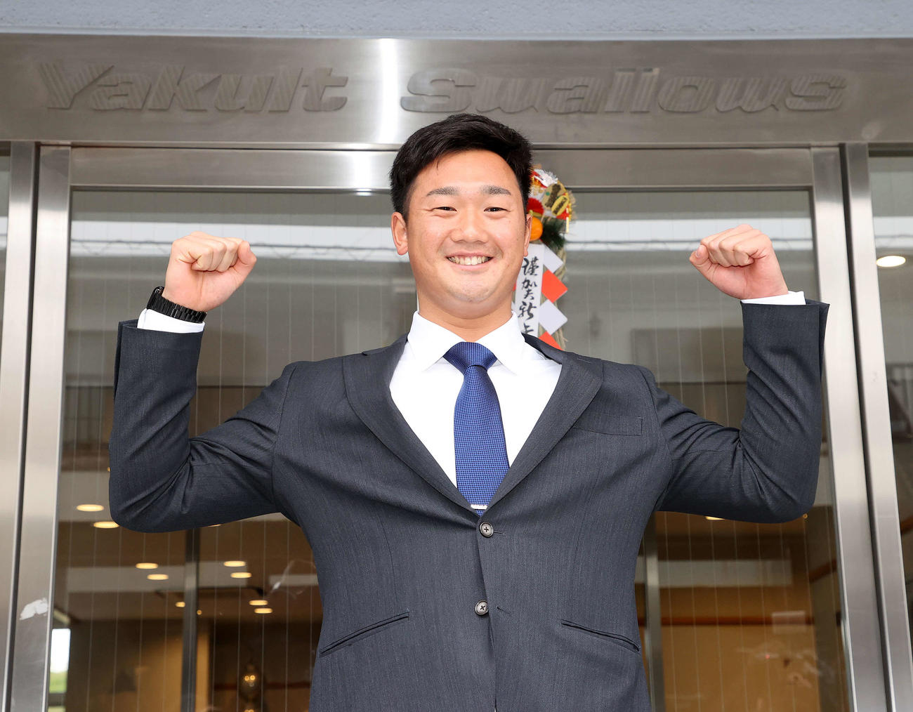 笑顔で入寮するヤクルトのドラフト1位山下（撮影・鈴木正人）