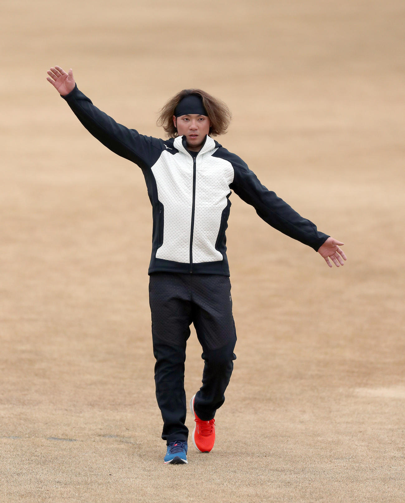 真剣な表情でウオーミングアップをする日本ハム伊藤（撮影・佐藤翔太）