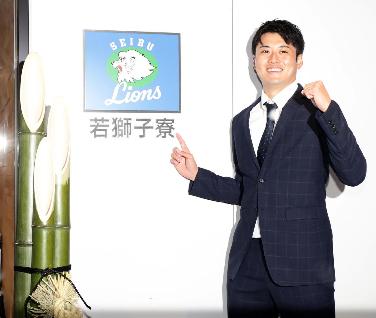 若獅子寮に入寮した西武ドラフト2位の佐藤は、笑顔で玄関プレートを指差す（撮影・浅見桂子）