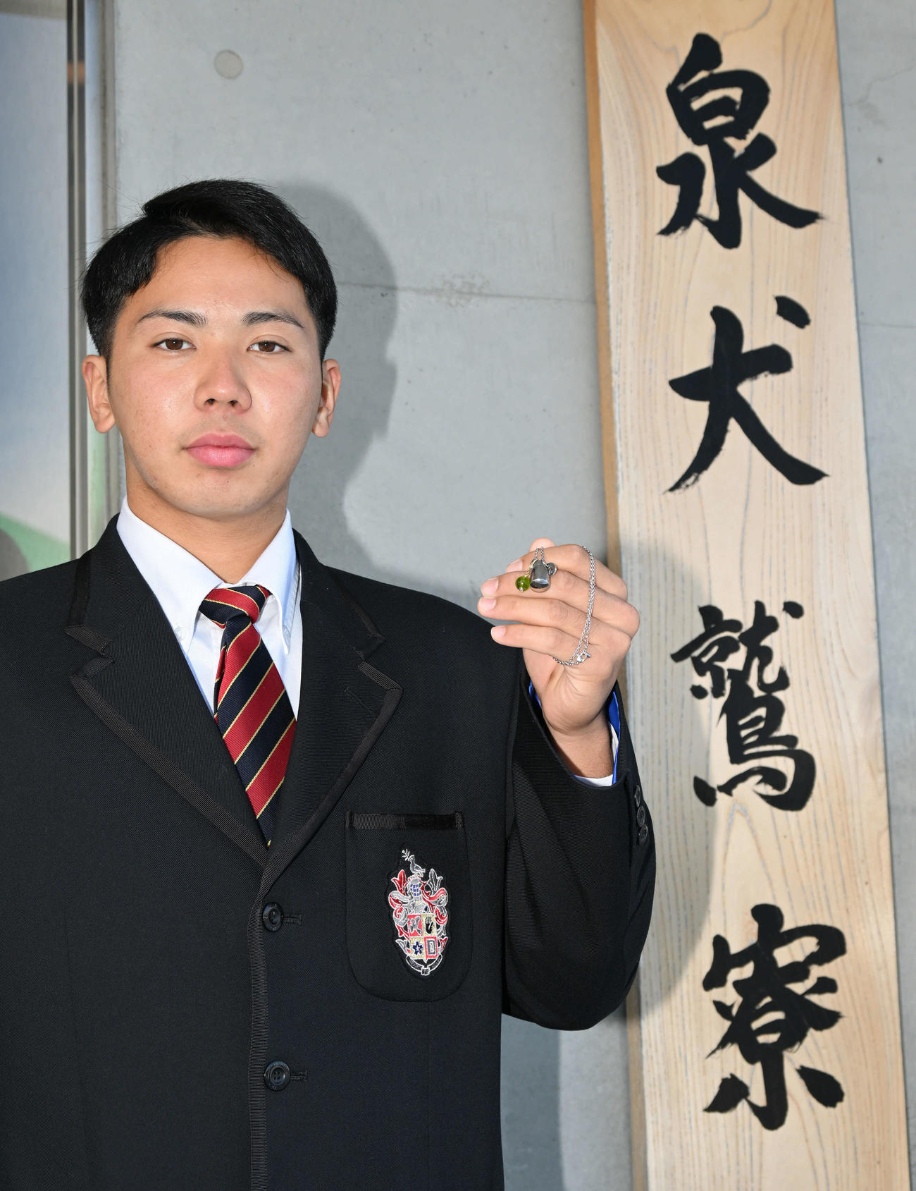 入寮した楽天ドラフト4位の神村学園高・泰は祖母の遺骨の入ったネックレスを持ち込む（撮影・滝沢徹郎）