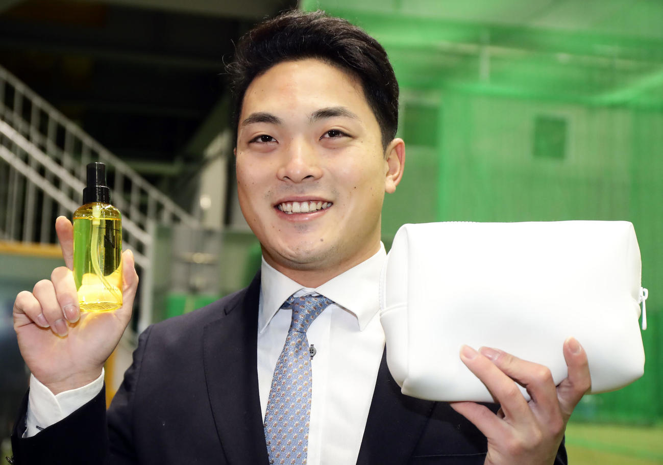若獅子寮に入寮した西武育成4位の川村は、持参したヘアオイルとポーチを手に笑顔を見せる（撮影・浅見桂子）