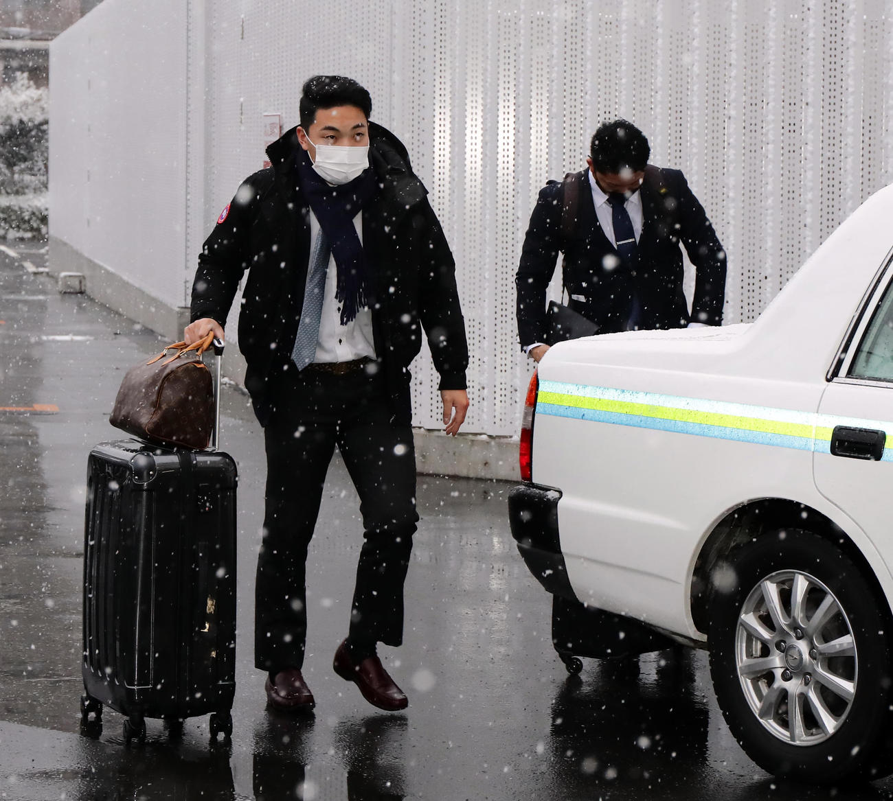 雪が降る中、若獅子寮に入寮する西武育成4位の川村（左）とドラフト3位の古賀（撮影・浅見桂子）