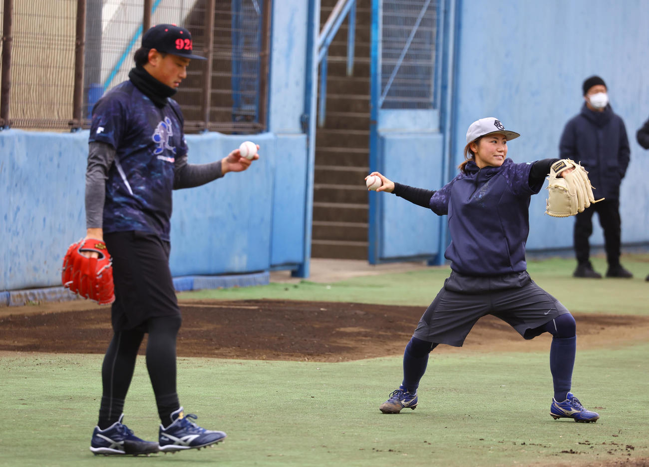 DeNA石田（左）らと合同自主トレを行う吉田えり（撮影・垰建太）