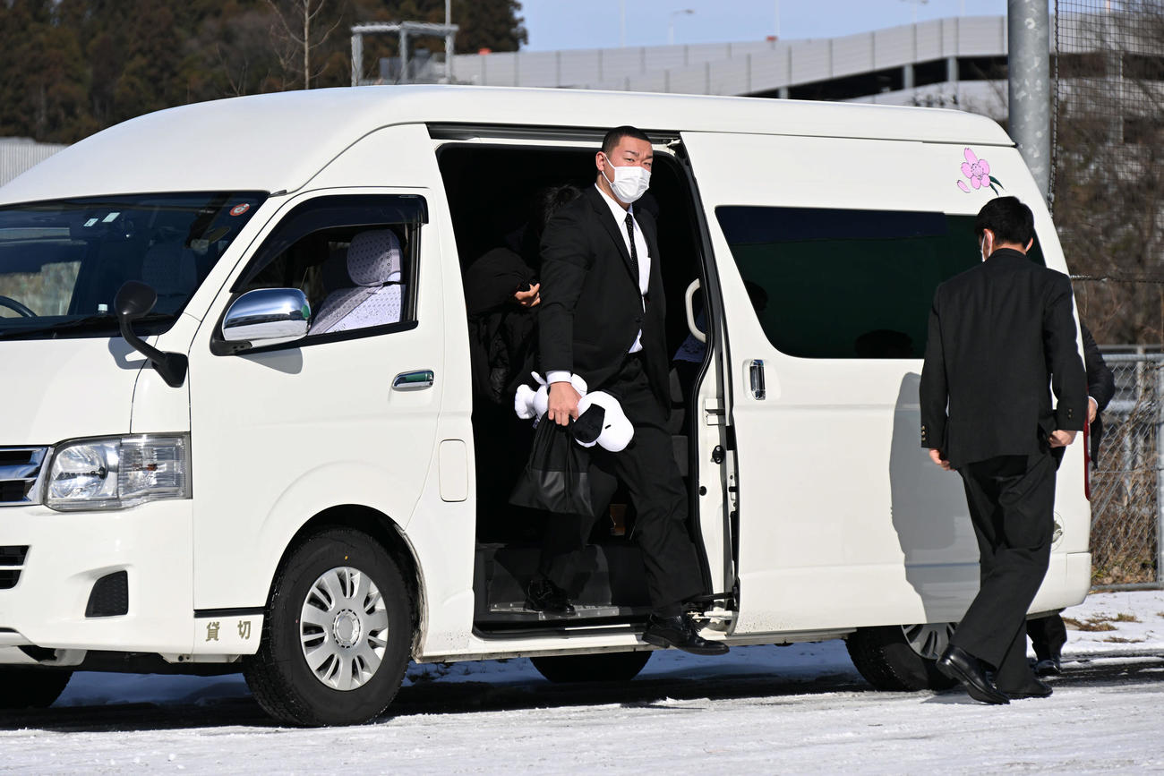 犬鷲寮に到着した車からスヌーピーのぬいぐるみを手に降車する楽天ドラフト2位の愛知大・安田（撮影・滝沢徹郎）