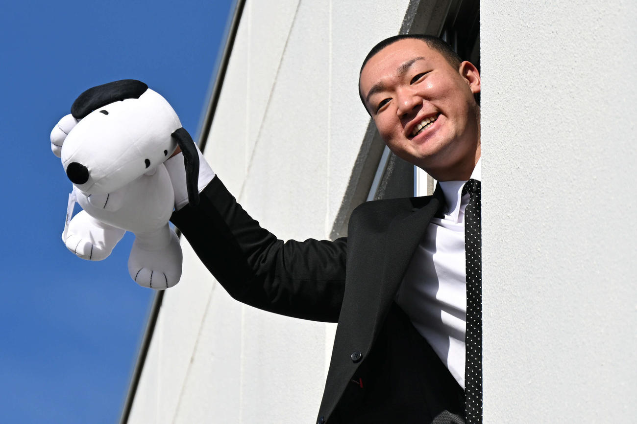 入寮した楽天ドラフト2位の愛知大・安田は持ち込んだスヌーピーのぬいぐるみを披露する（撮影・滝沢徹郎）