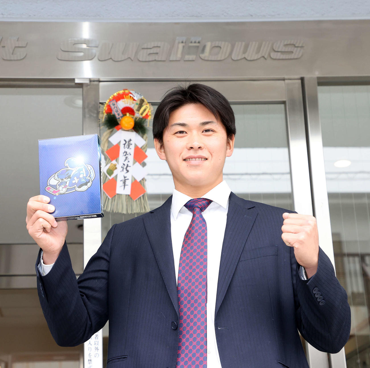 木村拓哉主演ドラマ「プライド」のDVDを持ち入寮するヤクルトのドラフト3位柴田（撮影・鈴木正人）