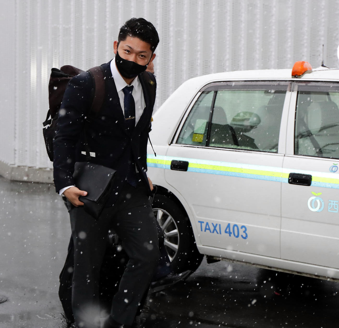 雪が降る中、若獅子寮に入寮する西武ドラフト3位の古賀（撮影・浅見桂子）