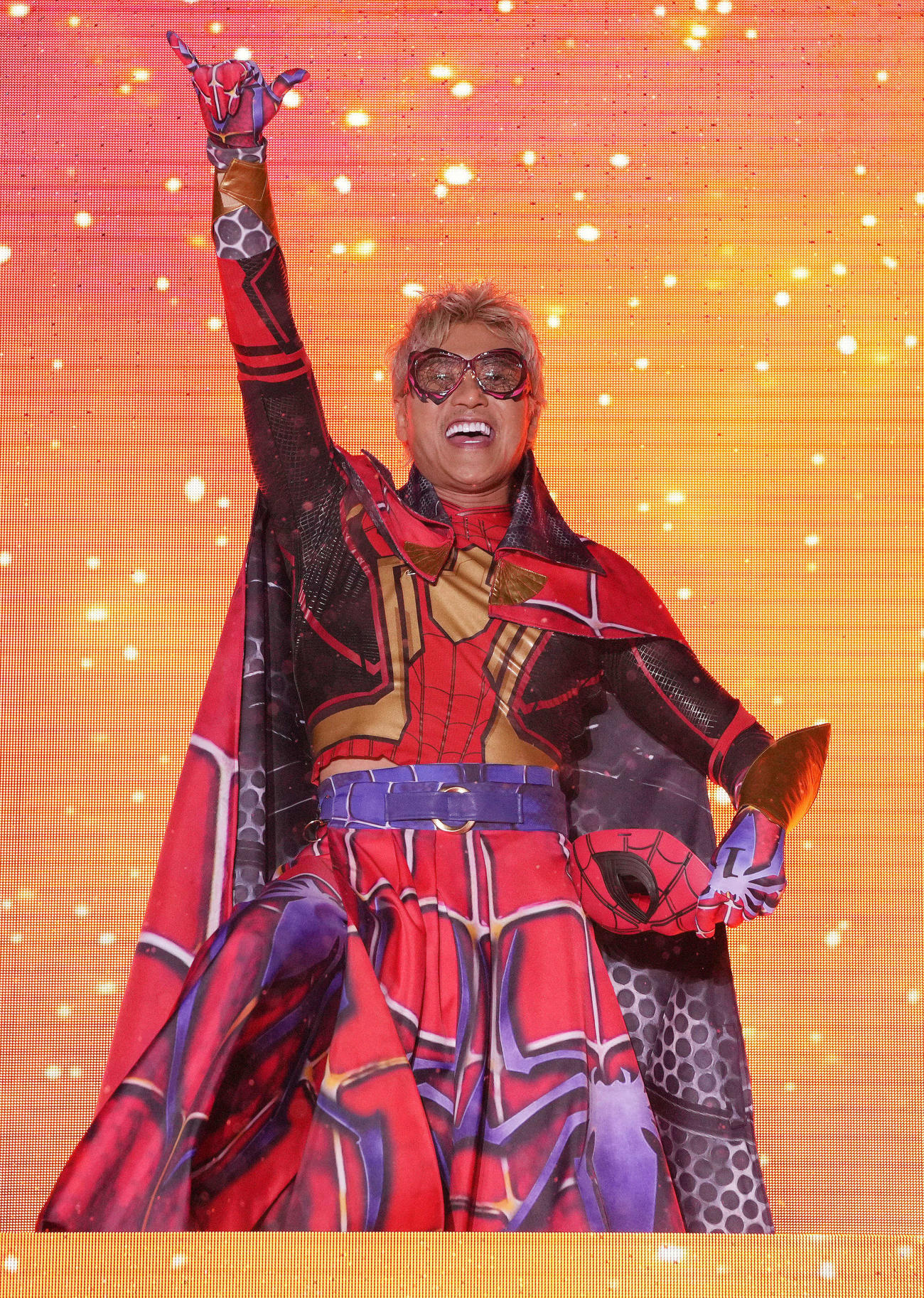 映画「スパイダーマン：ノー・ウェイ・ホーム」前夜祭スペシャルイベントに派手なスーツで登場し、ポーズを取る日本ハム新庄監督（撮影・鈴木みどり）