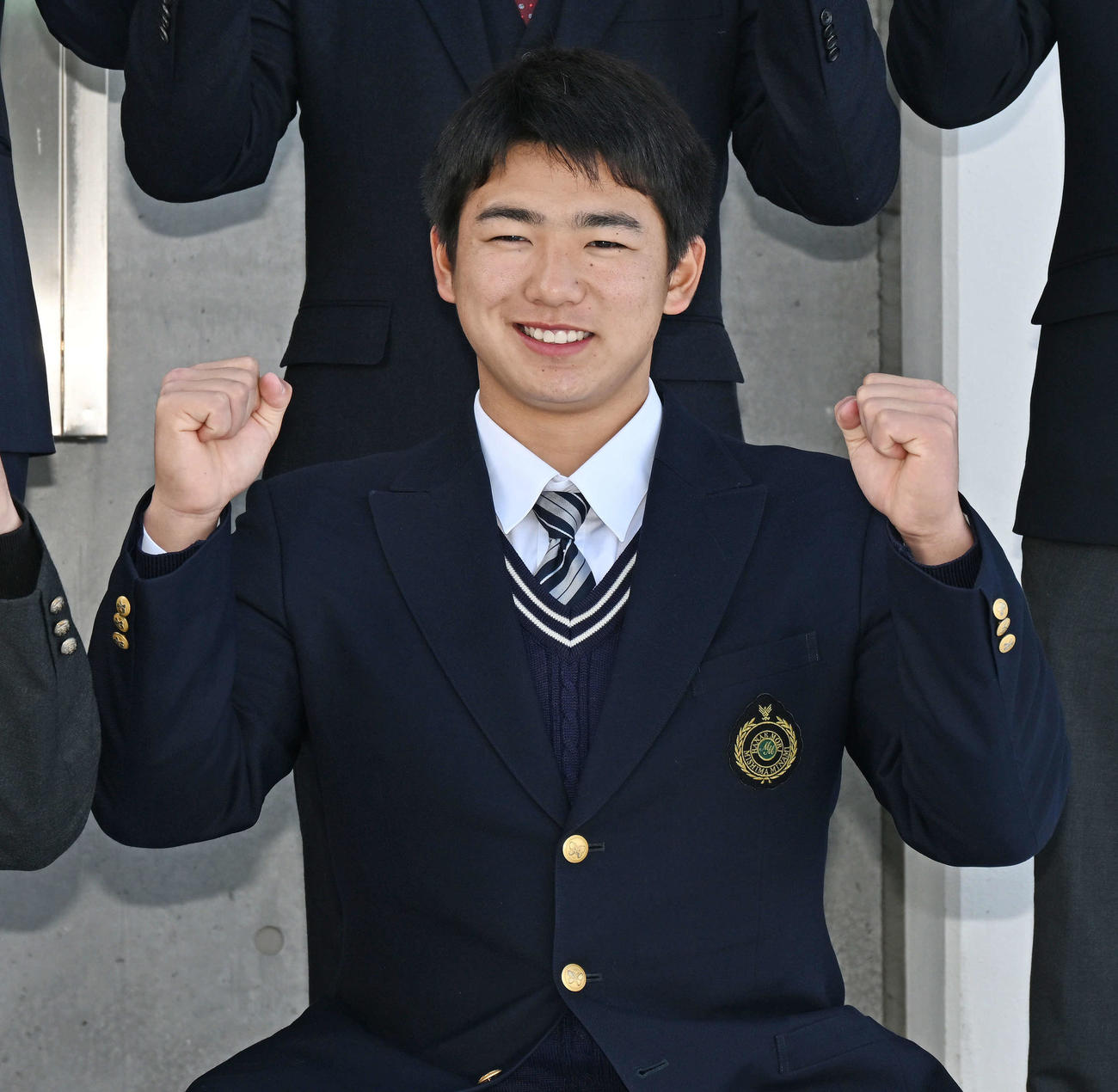 入寮し記念撮影する楽天ドラフト3位の三島南高・前田（撮影・滝沢徹郎）