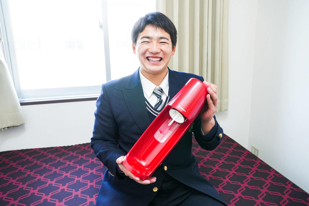 入寮した楽天ドラフト3位の三島南高・前田は持ち込んだ炭酸水メーカーを披露する（楽天野球団提供）