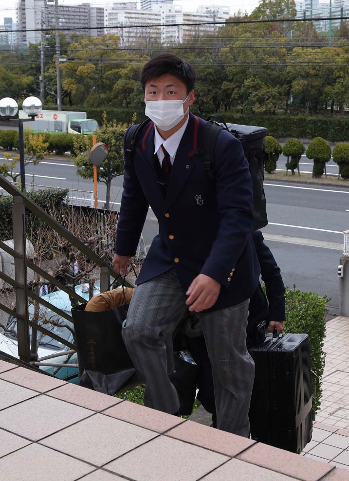 虎風荘に入寮する前川（球団提供）