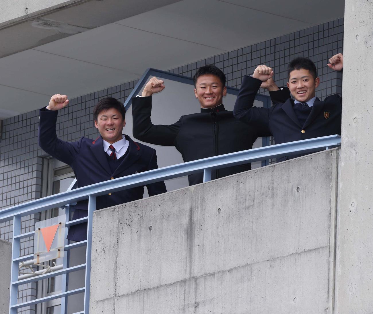 虎風荘に入寮し笑顔を見せる左から阪神ドラ4前川、ドラ1森木、ドラ7中川（球団提供）