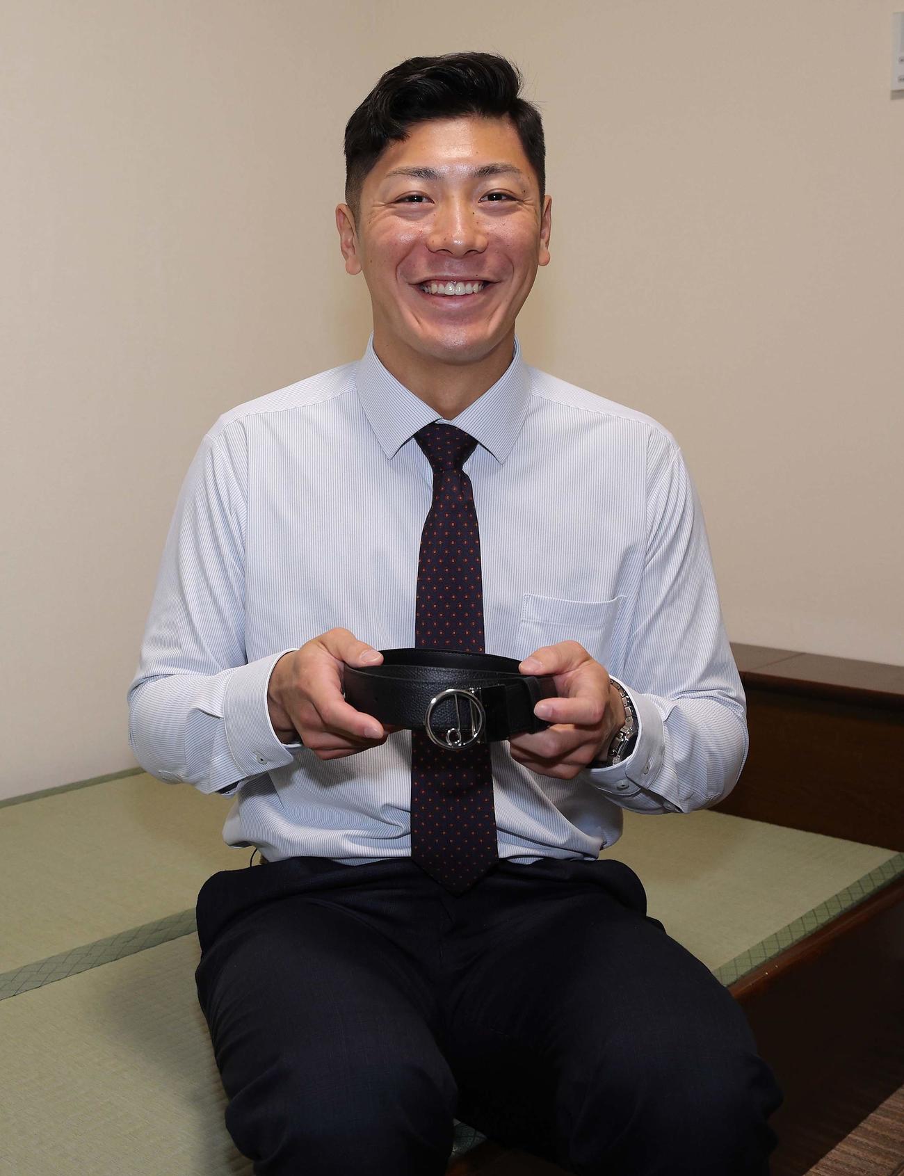 日立製作所の同期や後輩から贈られたベルトを持参した豊田（球団提供）