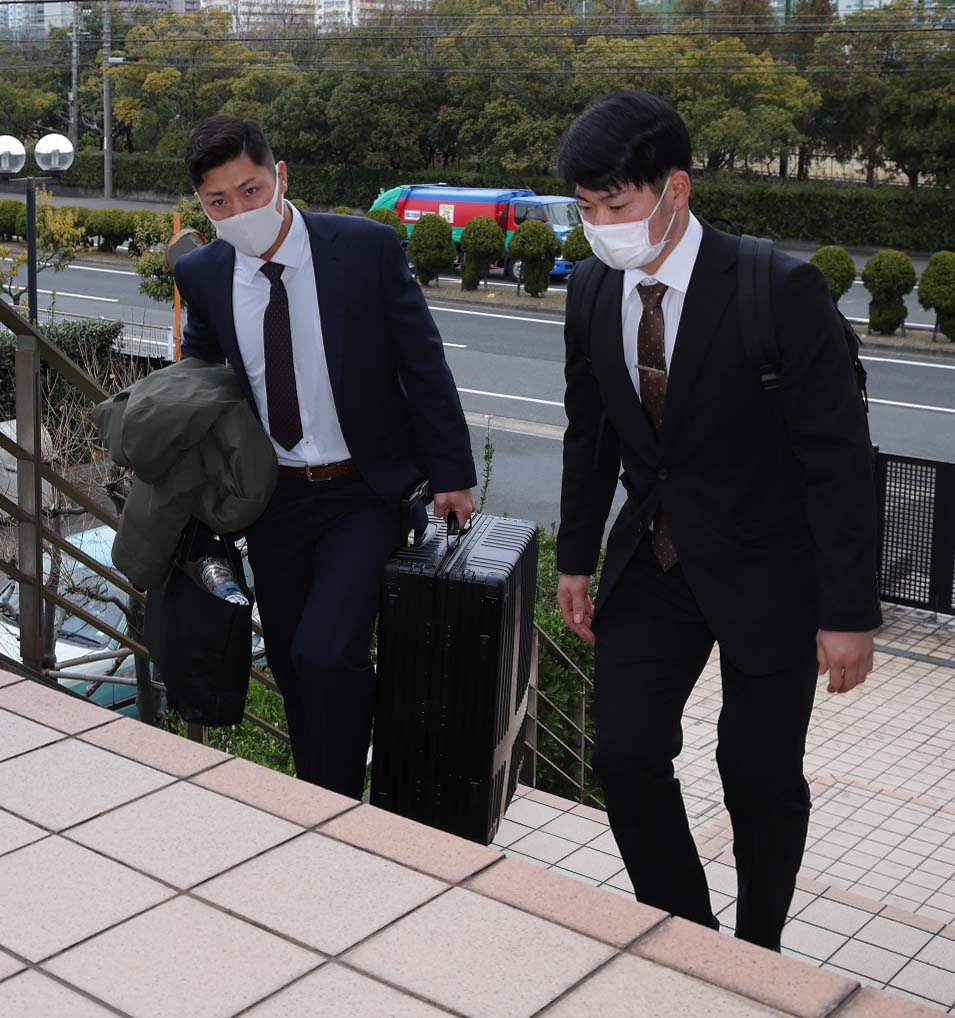 虎風荘に入寮する豊田（左）と伊藤稜（球団提供）