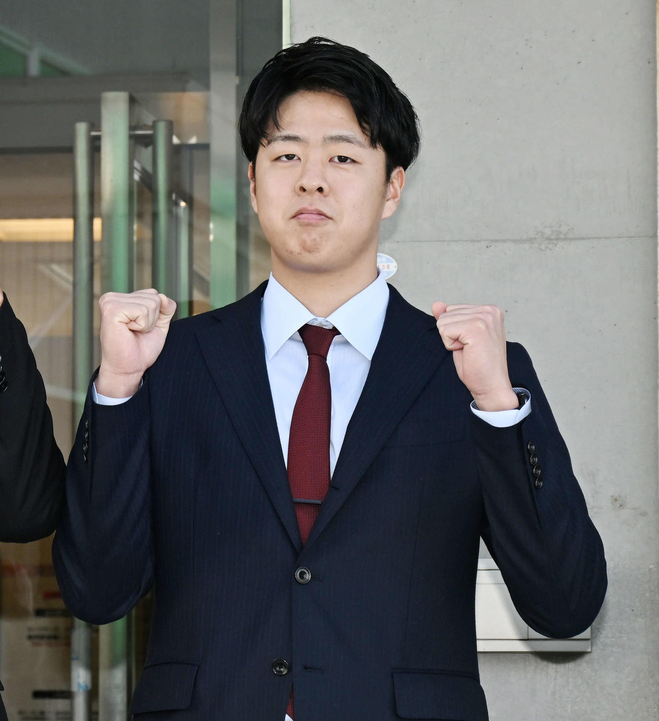 入寮し記念撮影する楽天ドラフト5位の金沢学院大・松井友（撮影・滝沢徹郎）