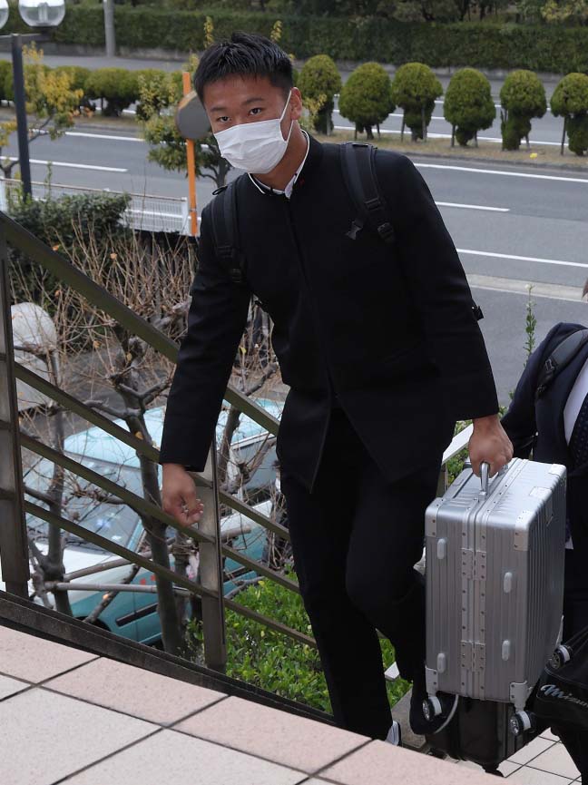 虎風荘に入寮する森木（球団提供）
