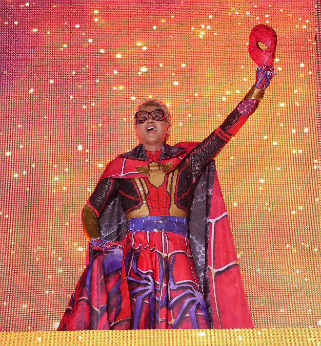 映画「スパイダーマン：ノー・ウェイ・ホーム」前夜祭スペシャルイベントに登場し、スパイダーマンのマスクを取る日本ハム新庄監督（撮影・鈴木みどり）