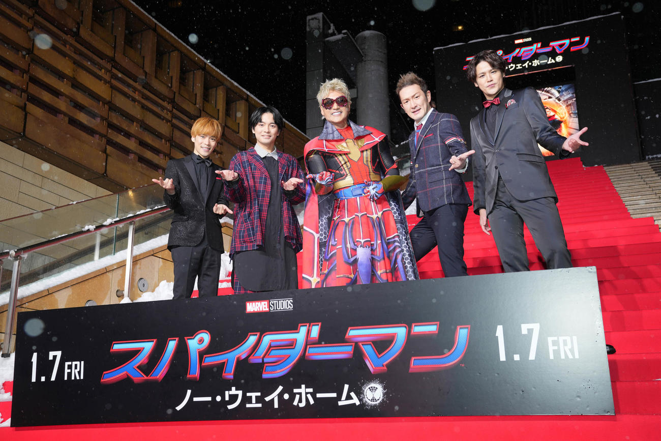 映画「スパイダーマン：ノー・ウェイ・ホーム」前夜祭スペシャルイベントのフォトセッションでポーズを取る、左から小野賢章、榎木淳弥、日本ハム新庄監督、中村獅童、宮野真守（撮影・鈴木みどり）