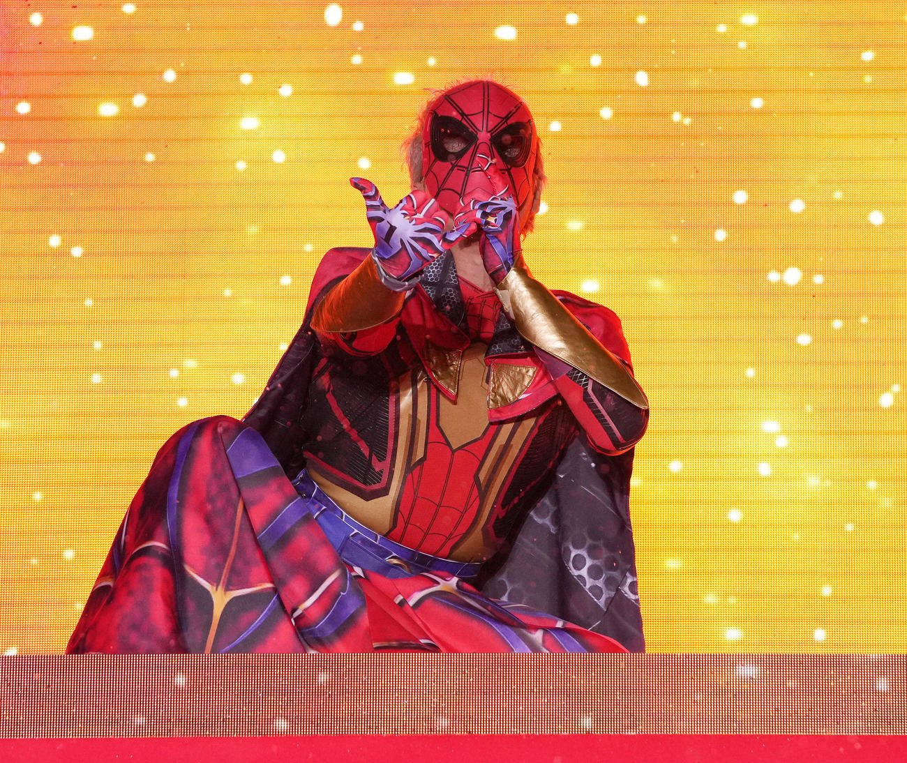 映画「スパイダーマン：ノー・ウェイ・ホーム」前夜祭スペシャルイベントに、スパイダーマンのマスクを被って登場する日本ハム新庄監督（撮影・鈴木みどり）