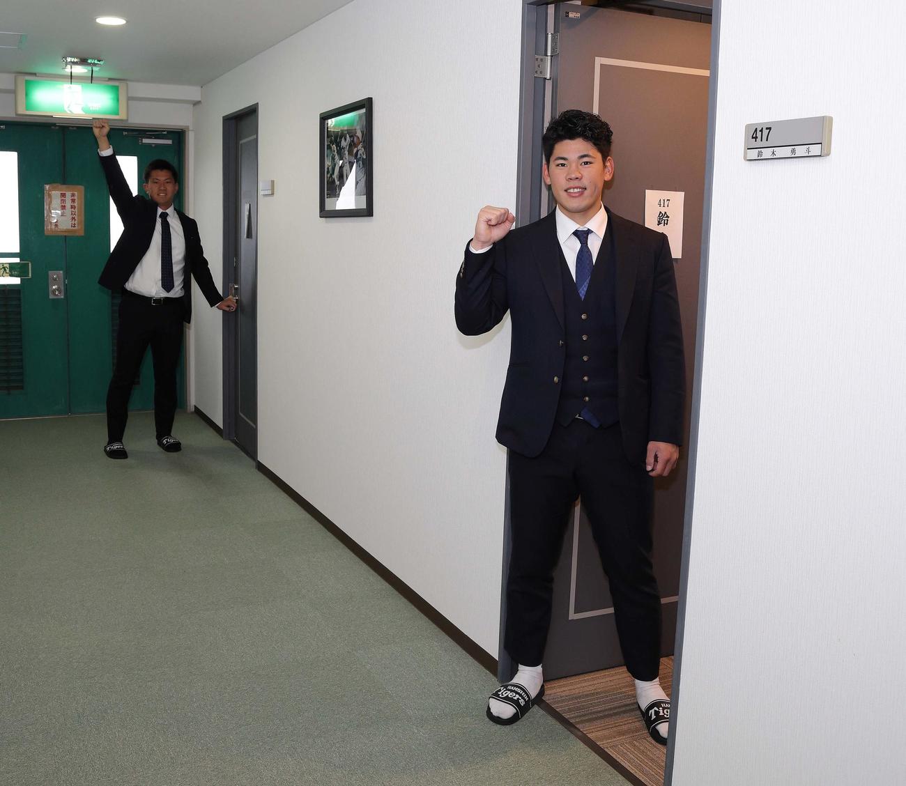 虎風荘で隣部屋となり笑顔を見せる桐敷（左）と鈴木（球団提供）