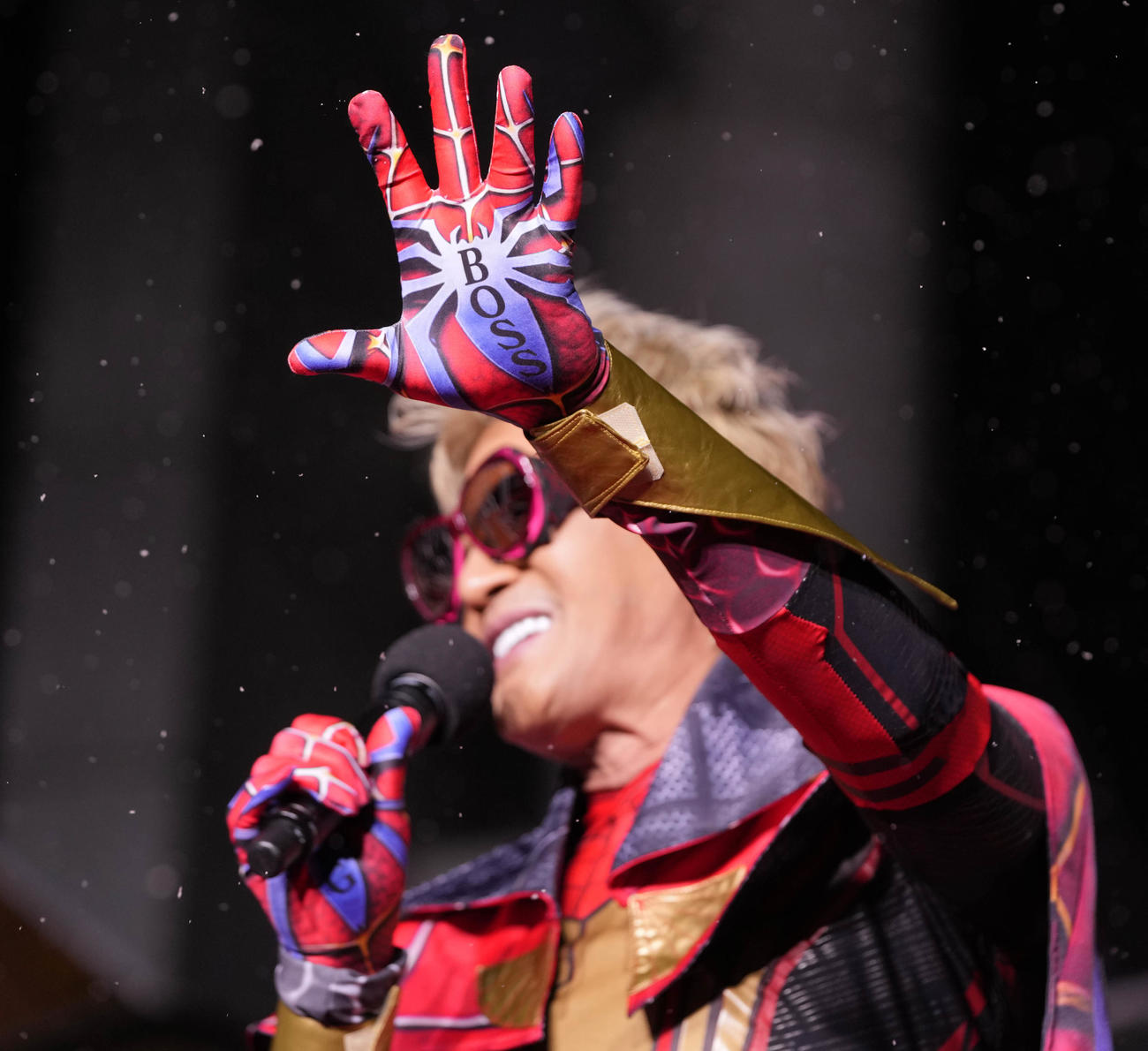 映画「スパイダーマン：ノー・ウェイ・ホーム」前夜祭スペシャルイベントに登場した日本ハム新庄監督の左手には「BOSS」の文字（撮影・鈴木みどり）