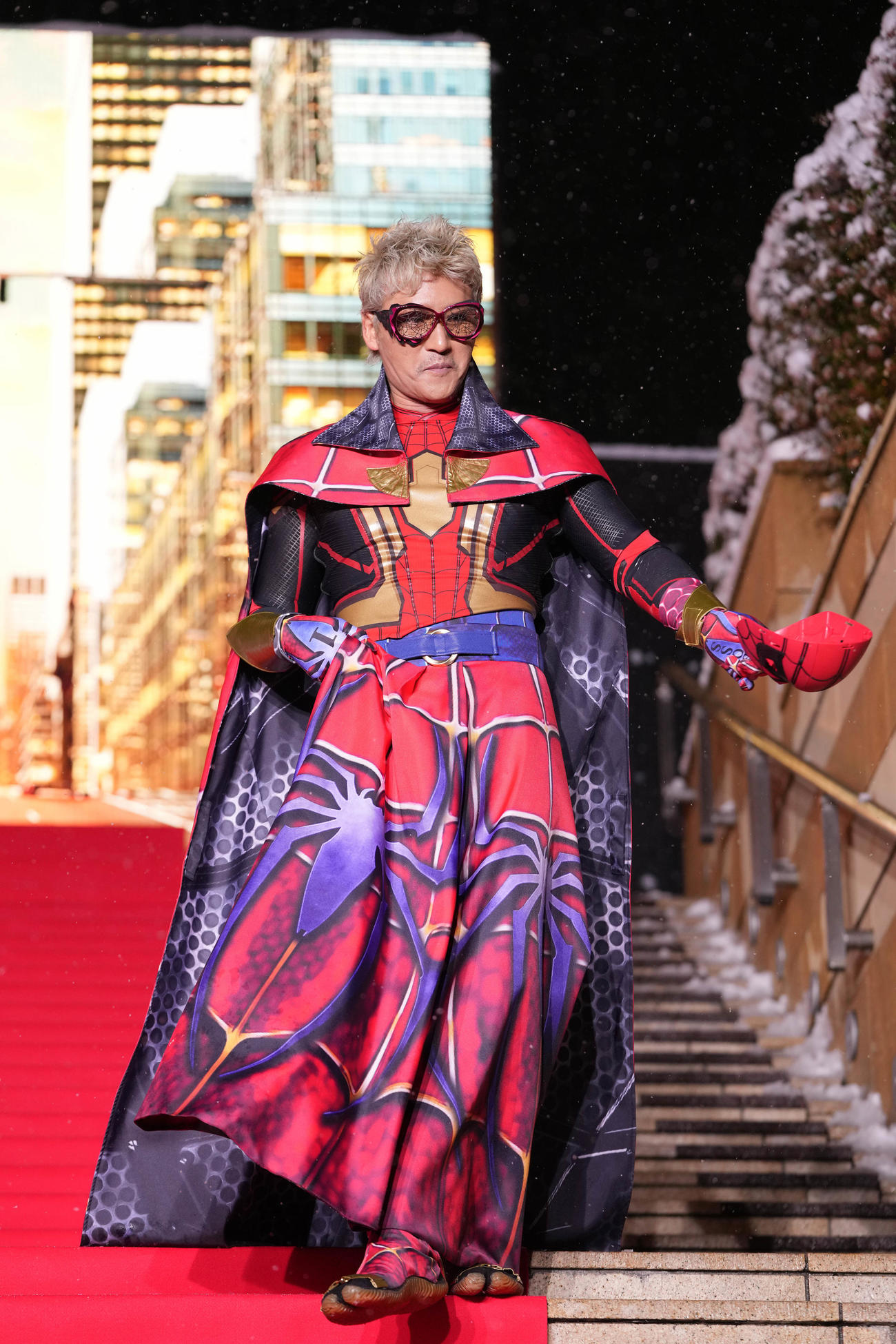 映画「スパイダーマン：ノー・ウェイ・ホーム」前夜祭スペシャルイベントに派手なスーツで登場した日本ハム新庄監督（撮影・鈴木みどり）