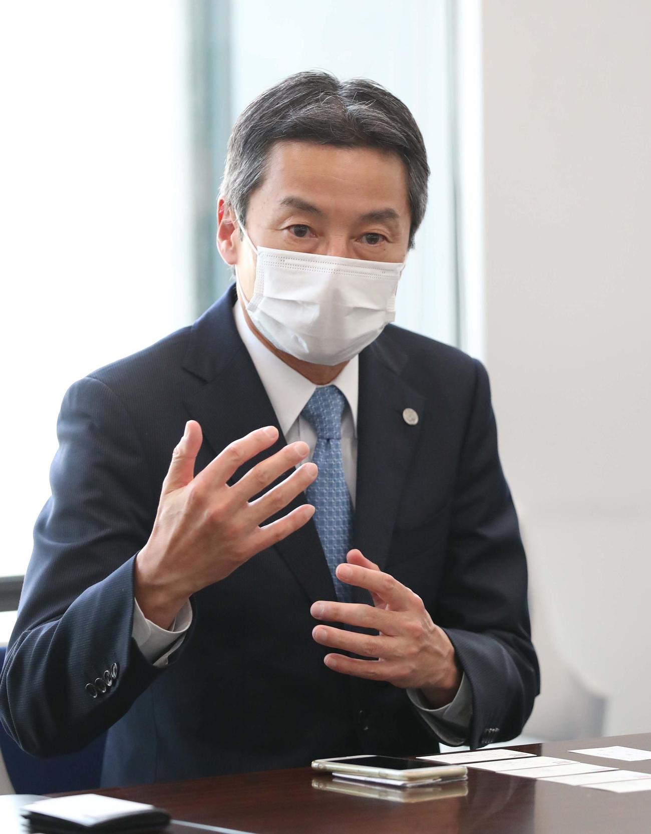 日刊スポーツ新聞西日本大阪本社を訪れた阪神タイガース百北球団社長（撮影・上田博志）