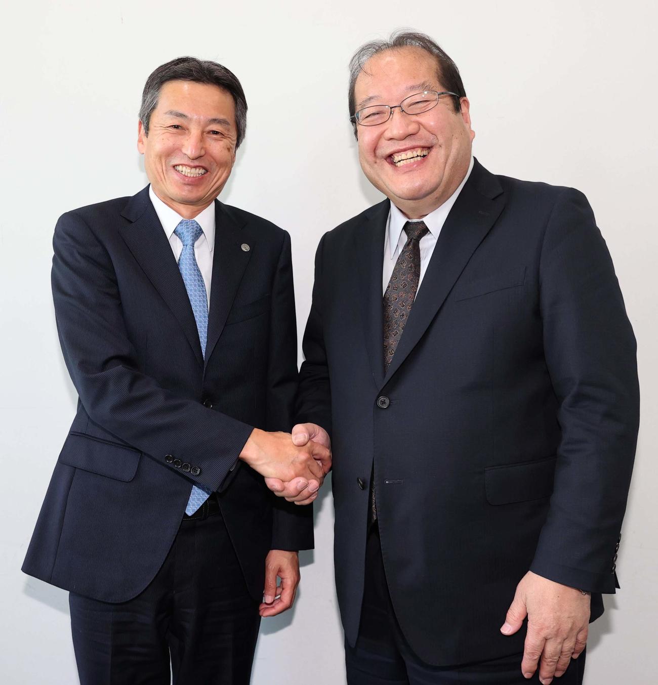 日刊スポーツ新聞西日本本社を訪れた阪神百北球団社長（左）は、橘代表取締役社長と握手を交わす（撮影・上田博志）