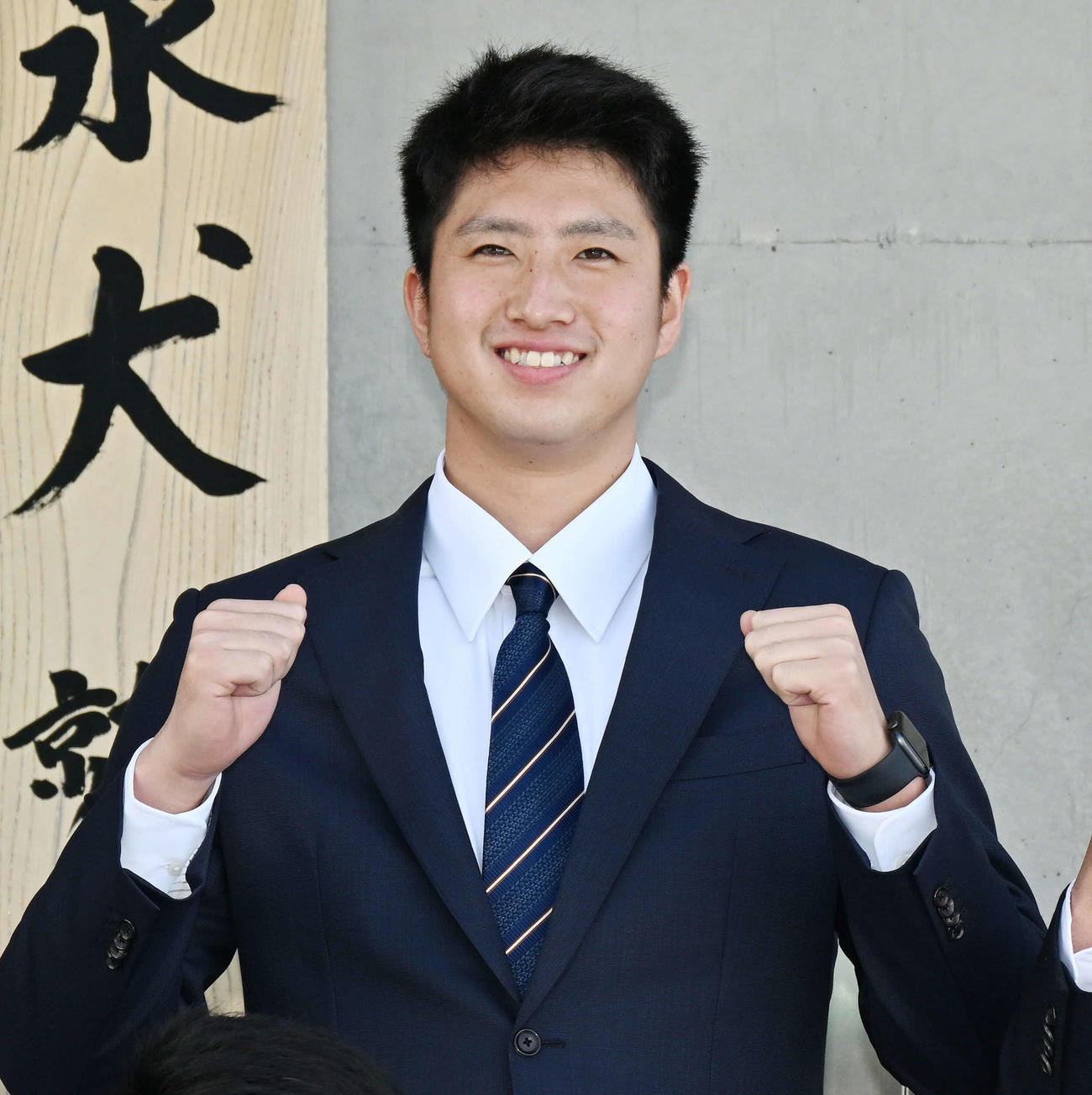 入寮し記念撮影する楽天ドラフト6位の早大・西垣（撮影・滝沢徹郎）