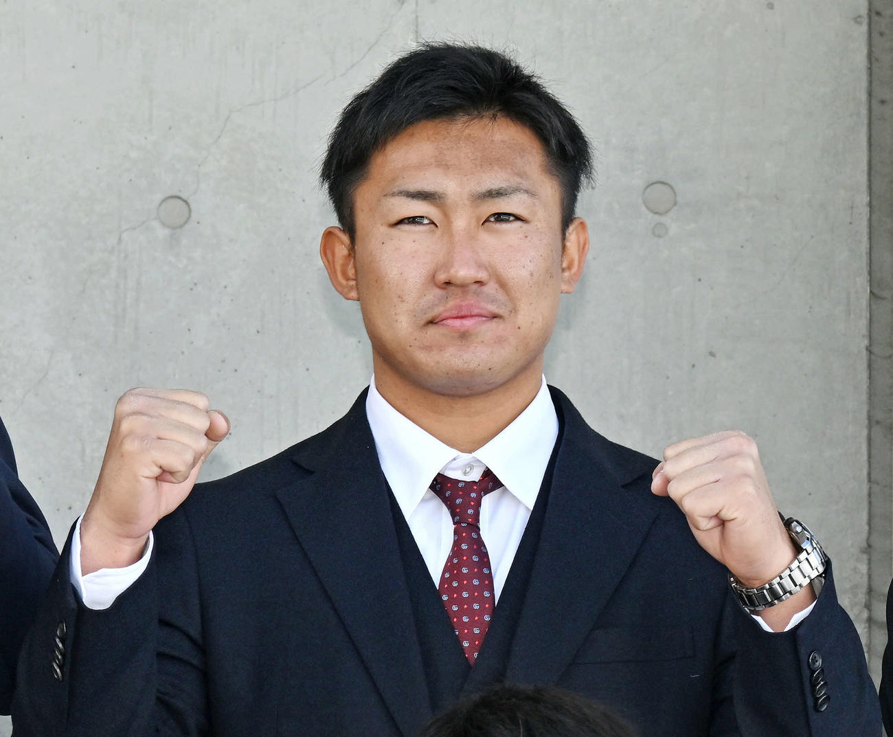 入寮し記念撮影する楽天ドラフト7位のJFE西日本・吉川（撮影・滝沢徹郎）