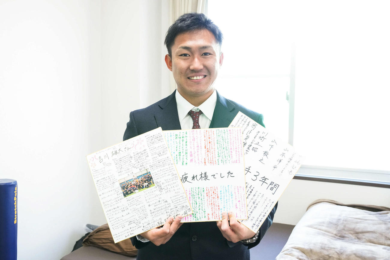 入寮した楽天ドラフト7位のJFE西日本・吉川は大学、社会人チームから贈られた寄せ書きの色紙を披露する（楽天野球団提供）