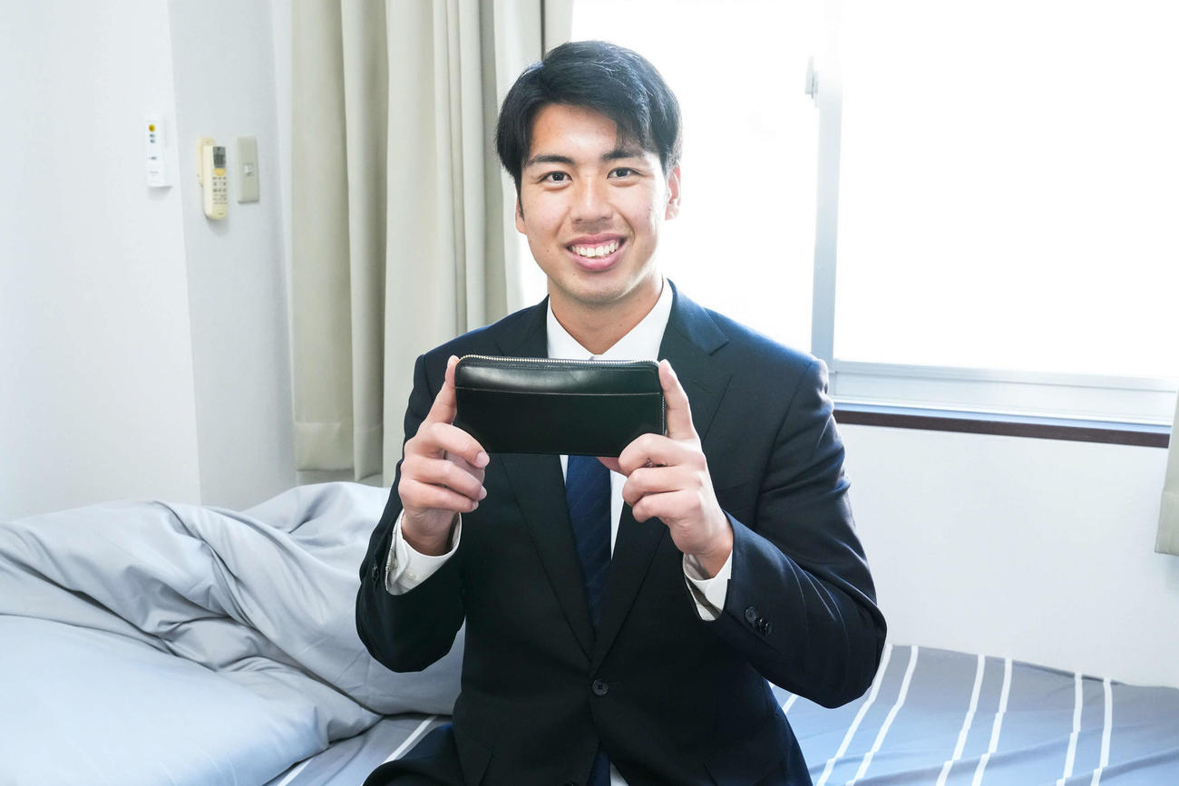 入寮した楽天育成1位の四国IL高知宮森は兄からプレゼントされた財布を披露する（楽天野球団提供）