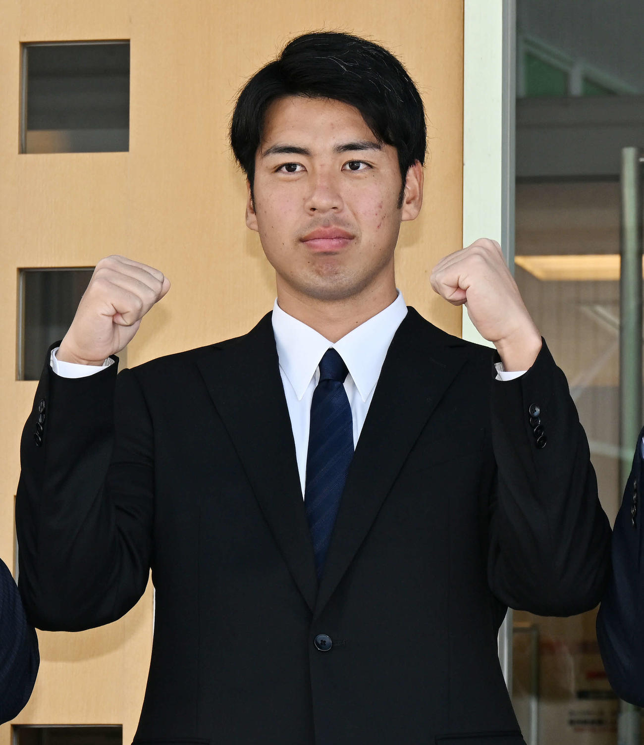 入寮し記念撮影する楽天育成1位の四国IL高知宮森（撮影・滝沢徹郎）