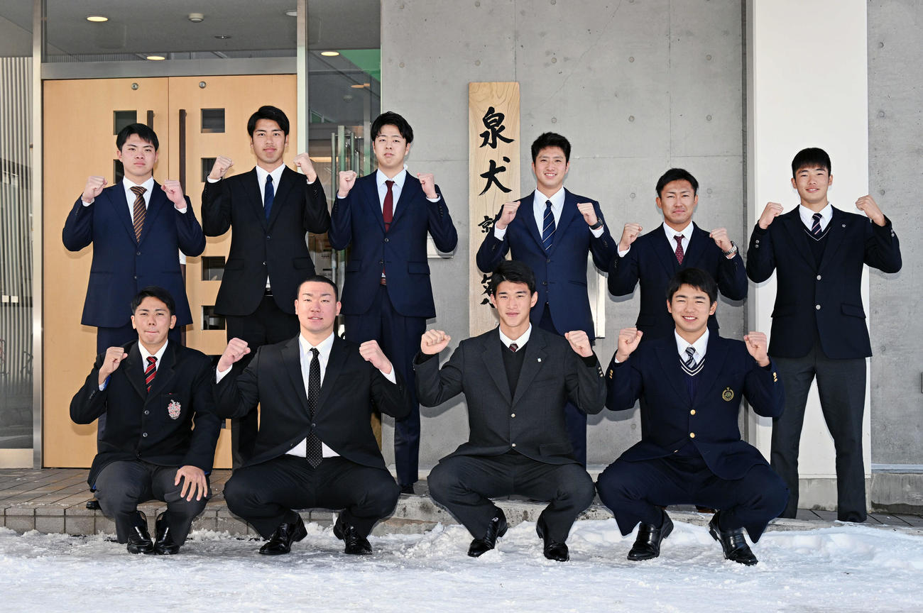 入寮し記念撮影する楽天の新人選手たち。前列左から泰、安田、吉野、前田。後列左から大河原、宮森、松井友、西垣、吉川、柳沢（撮影・滝沢徹郎）