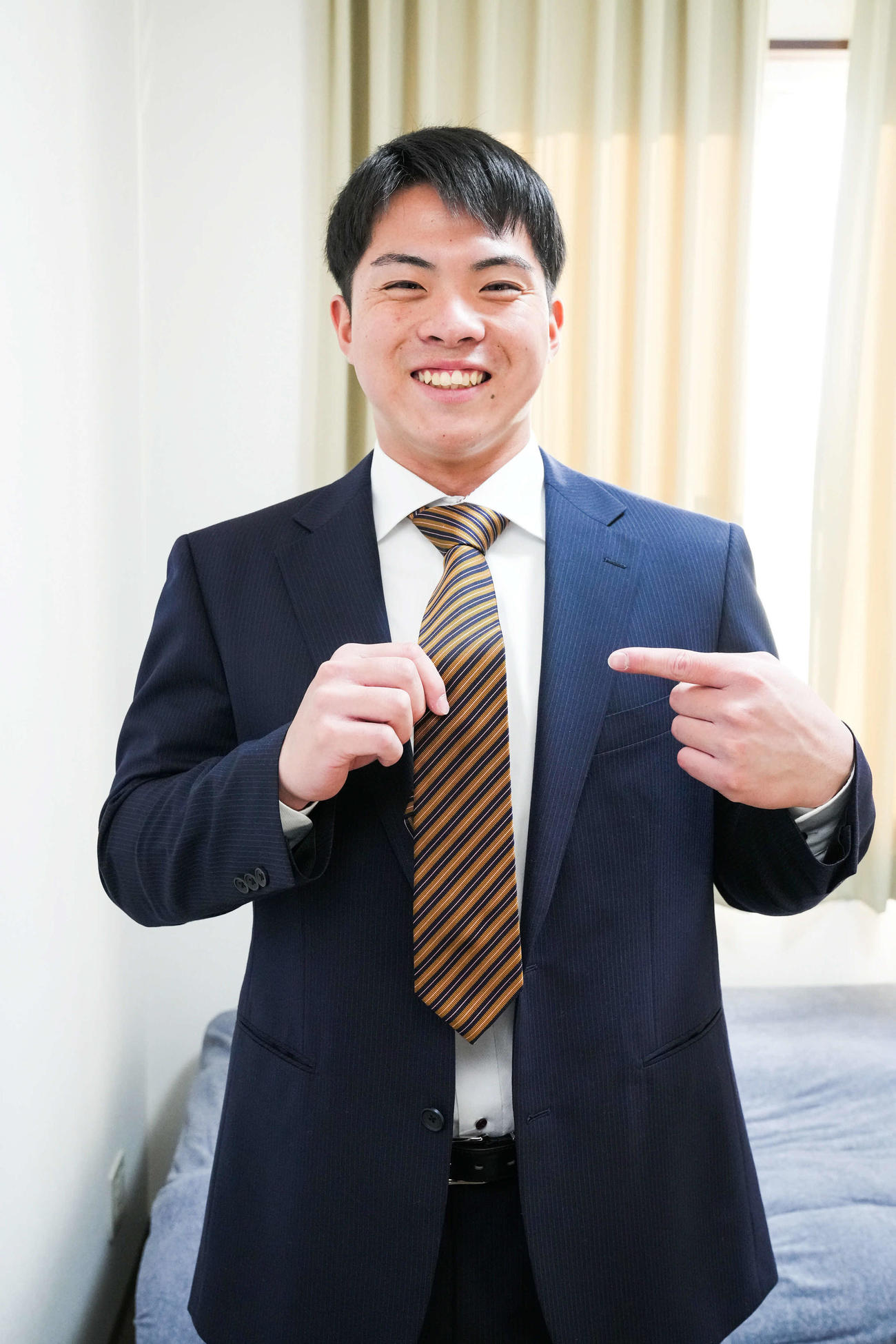 入寮した楽天育成3位の東海大山形高・大河原翔は高校の監督の家族から贈られたネクタイを披露する（楽天野球団提供）