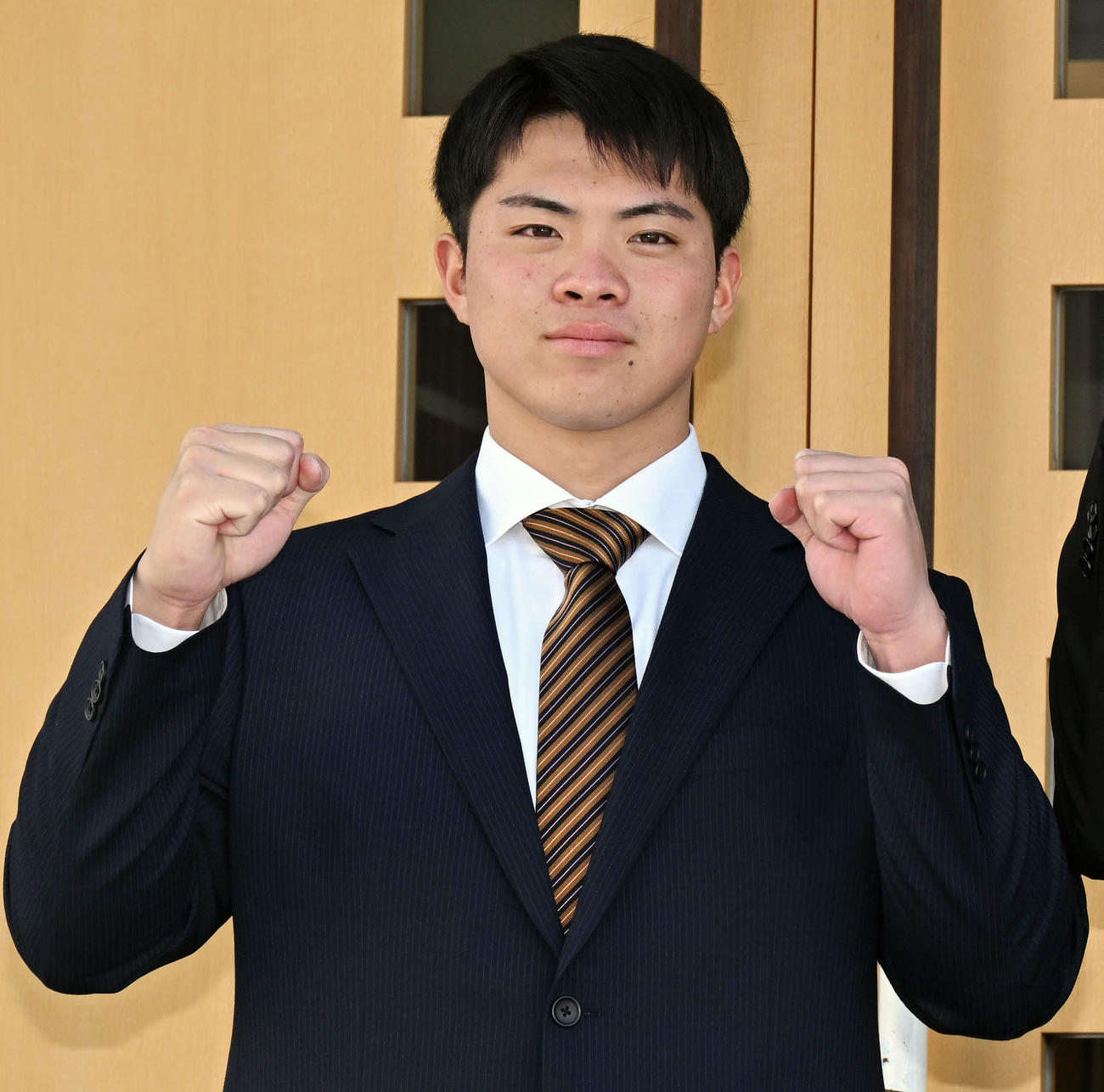 入寮し記念撮影する楽天育成3位の東海大山形高・大河原（撮影・滝沢徹郎）