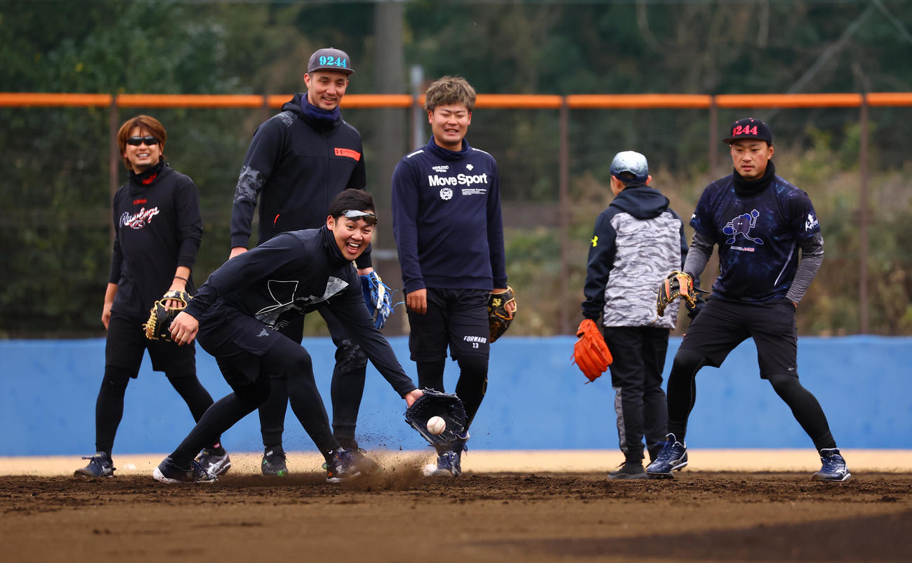 合同自主トレでノックを受ける山崎（手前）らDeNAの選手たち。後方左から三嶋、ロッテ国吉、伊勢、1人おいて、石田（撮影・垰建太）