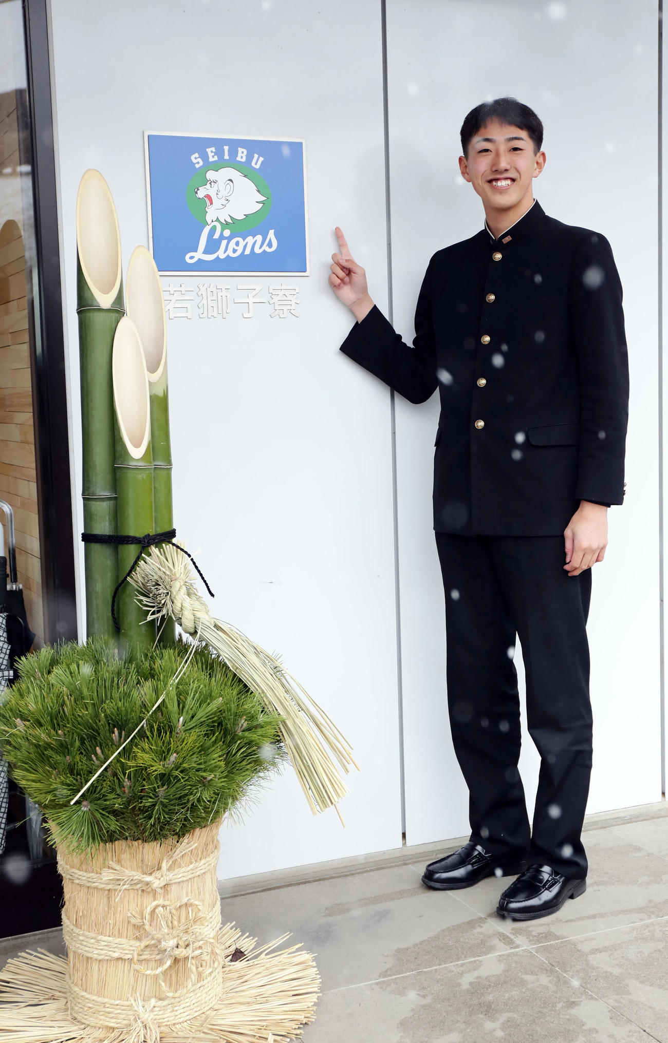 若獅子寮に入寮した西武ドラフト5位の黒田は、玄関プレートを指差し笑顔（撮影・浅見桂子）