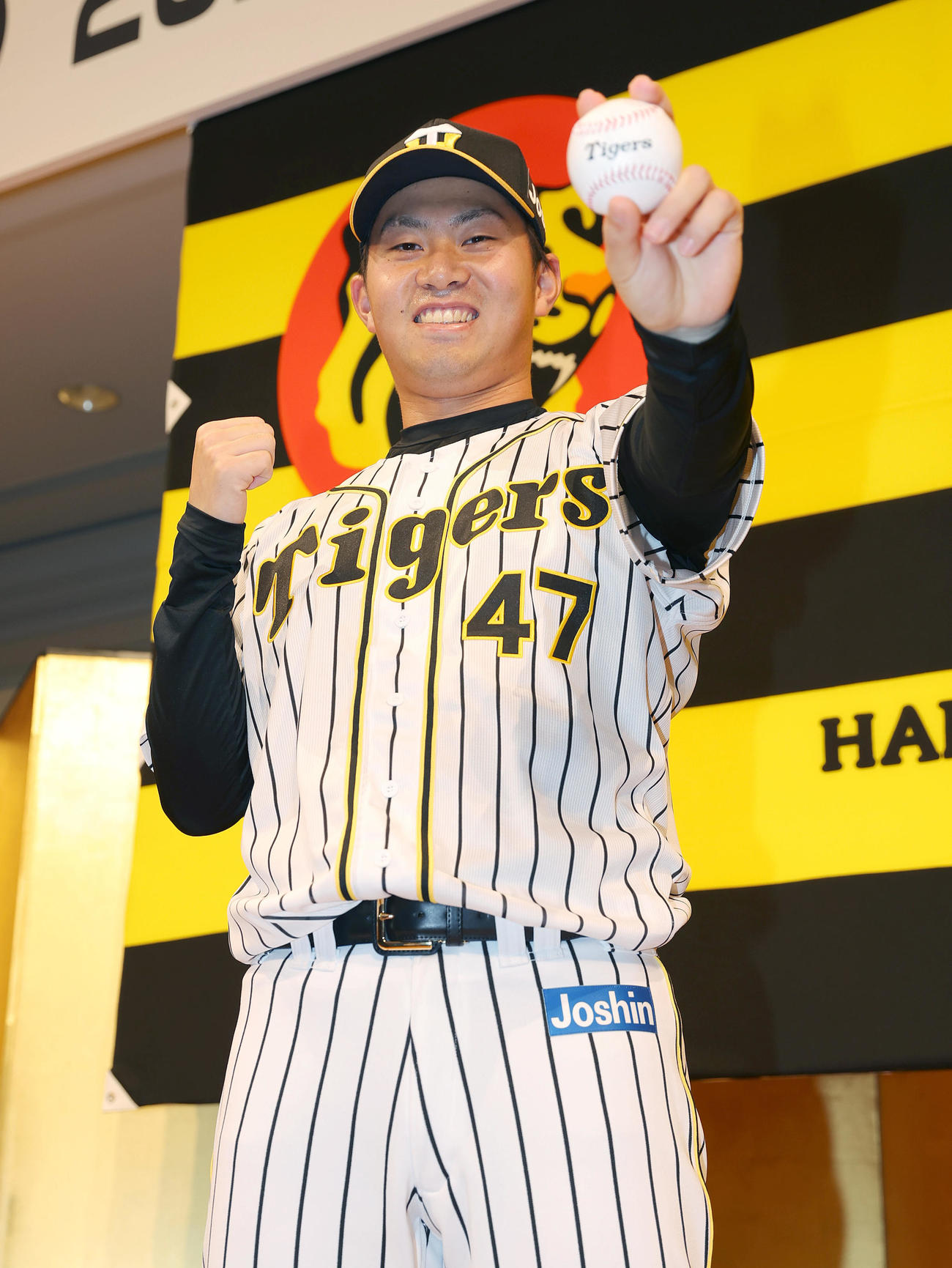 新人選手入団発表会で笑顔でポーズを決めるドラフト3巡目の阪神桐敷（撮影・前田充）