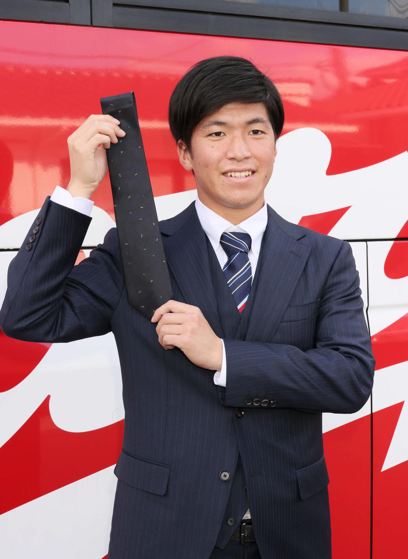 ネクタイを手にする広島ドラフト1位の黒原（撮影・加藤孝規）