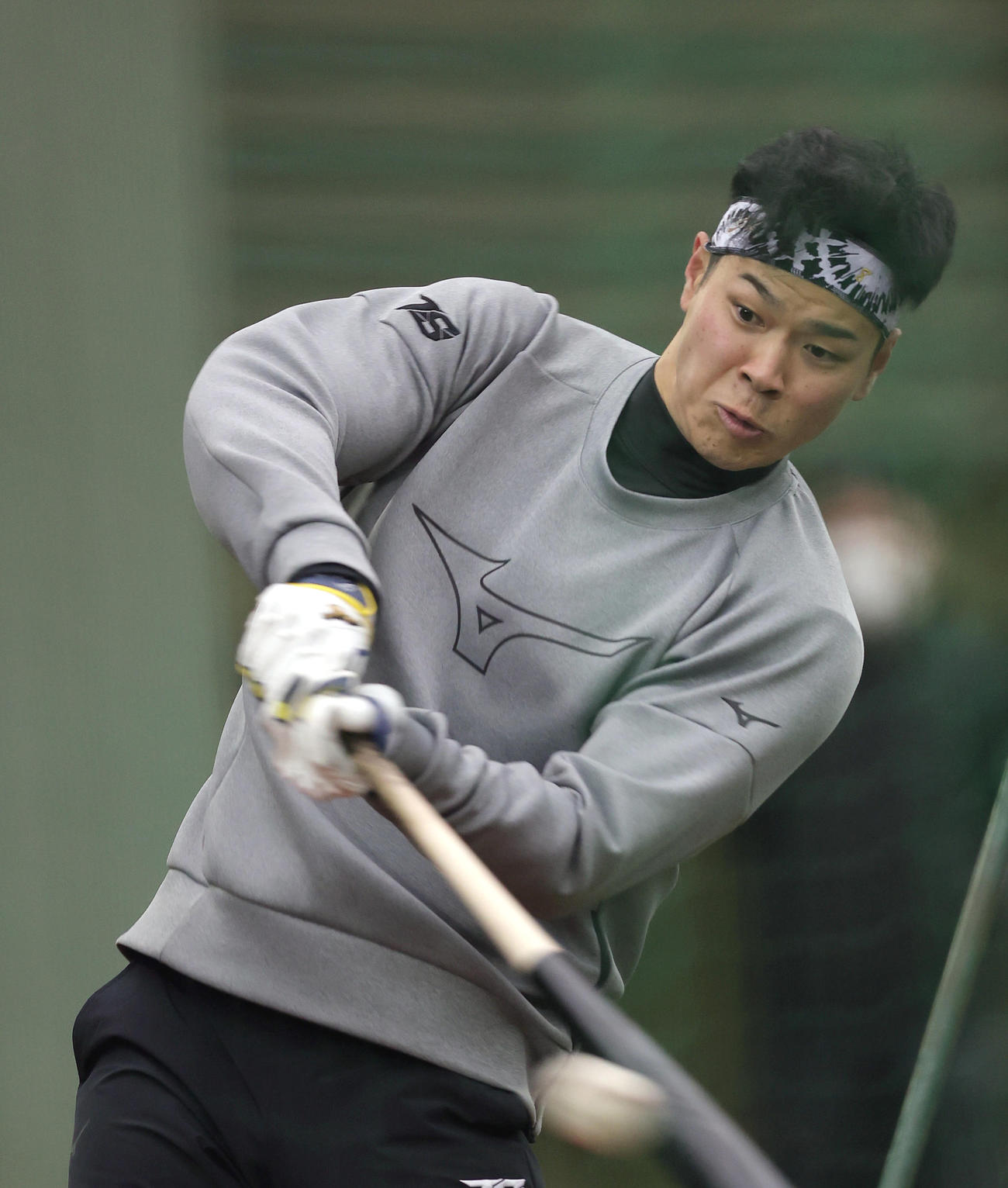 母校近大のグラウンドでの自主トレを公開し、打撃練習を行う阪神佐藤輝（撮影・前田充）