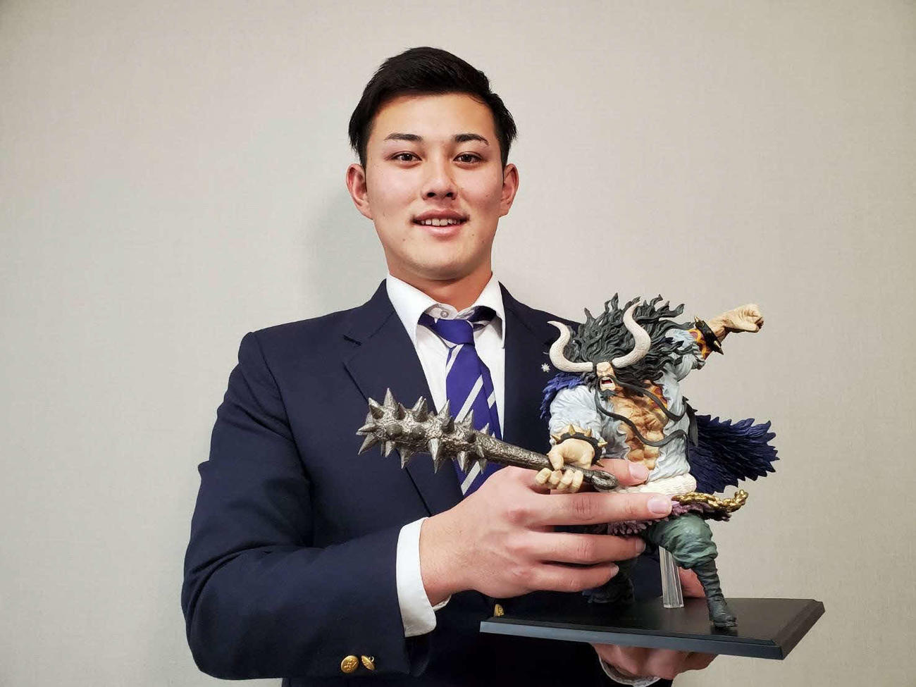 オリックスのドラフト2位野口は漫画ワンピースのキャラクター「カイドウ」のフィギュアを持参（球団提供）