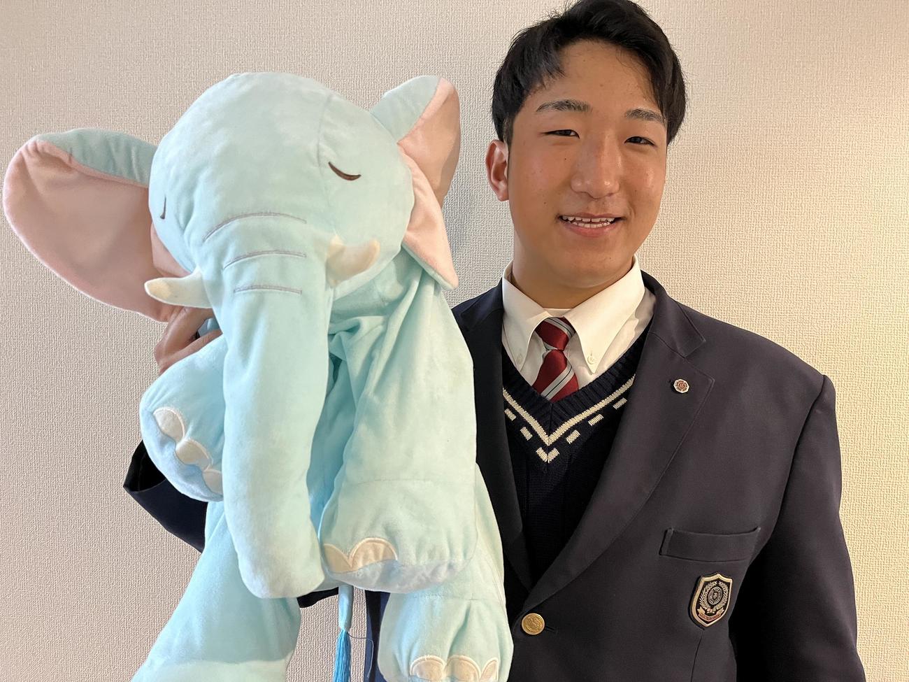日本ハムのドラフト2位有薗はゾウのぬいぐるみとともに入寮（球団提供）