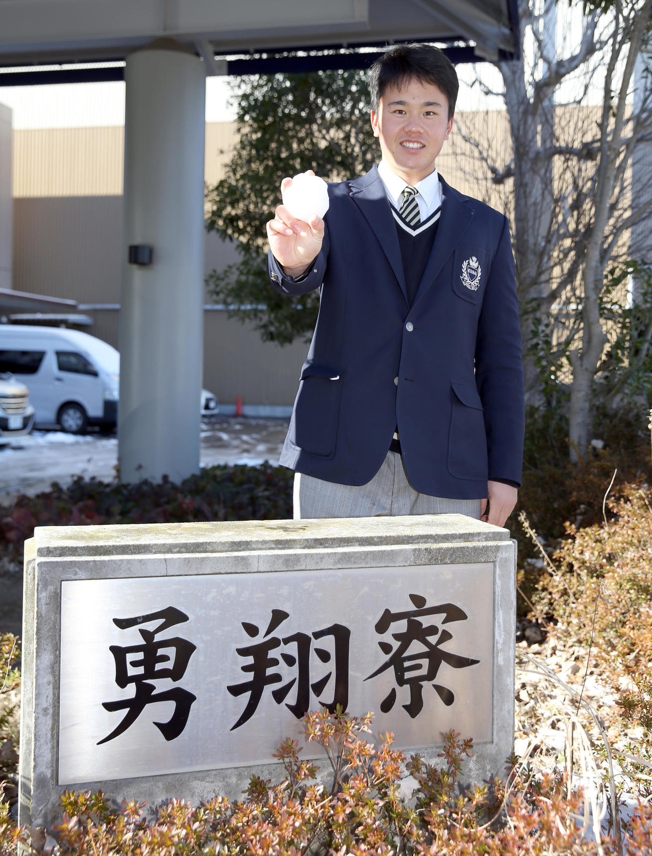 雪玉を手に勇翔寮前でポーズをとる日本ハム5位畔柳（撮影・佐藤翔太）