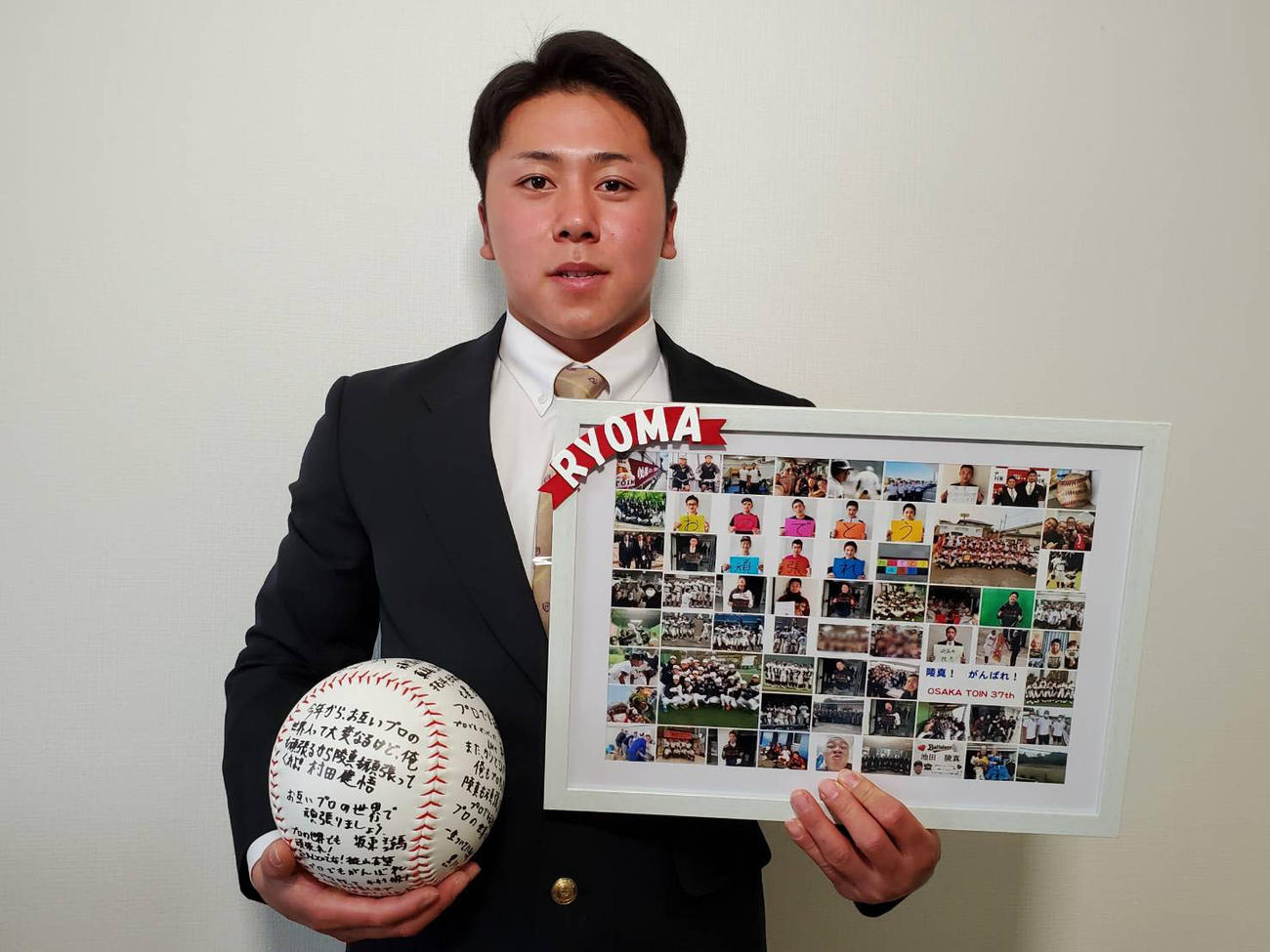 オリックス青濤館に入寮し、荷物を披露するドラフト5位の池田（球団提供）