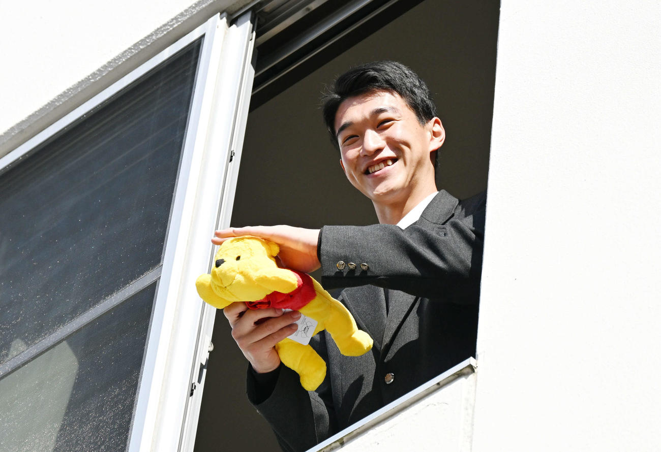 入寮した楽天ドラフト1位の昌平高・吉野は持ち込んだくまのプーさんをなでる（2022年1月6日撮影）