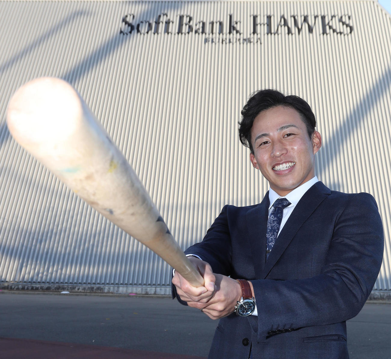 入寮し室内練習場の前でポーズをとる野村勇（撮影・屋方直哉）
