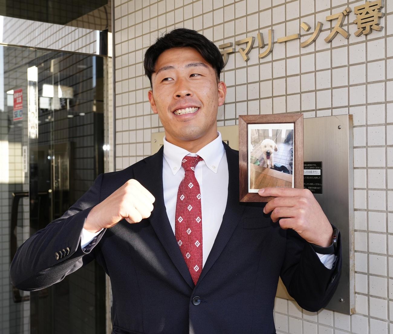 亡き愛犬の写真と入寮したロッテドラフト5位の八木彬