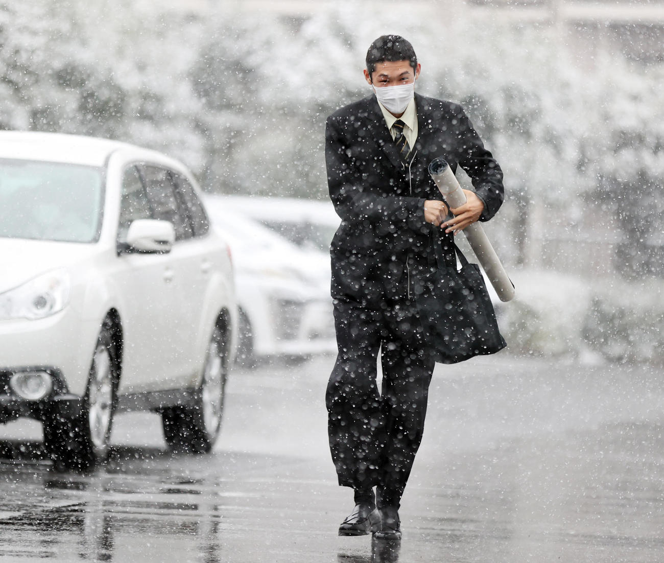 若獅子寮入寮で、西武ドラフト4位の羽田は、降りしきる雪の中、小走りで向かう（2022年1月6日撮影）