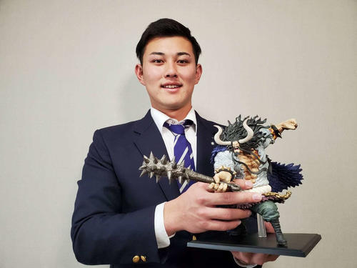 オリックスのドラフト2位野口は漫画ワンピースのキャラクター「カイドウ」のフィギュアを持参（球団提供）